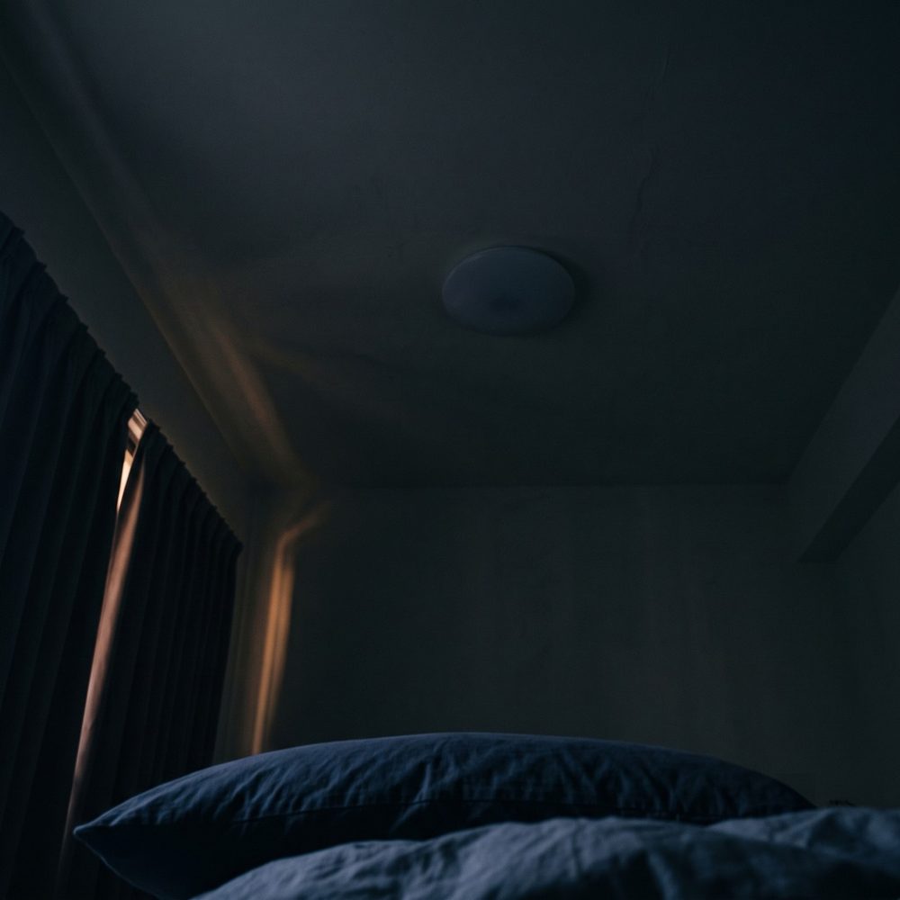 深夜臥室的天花板